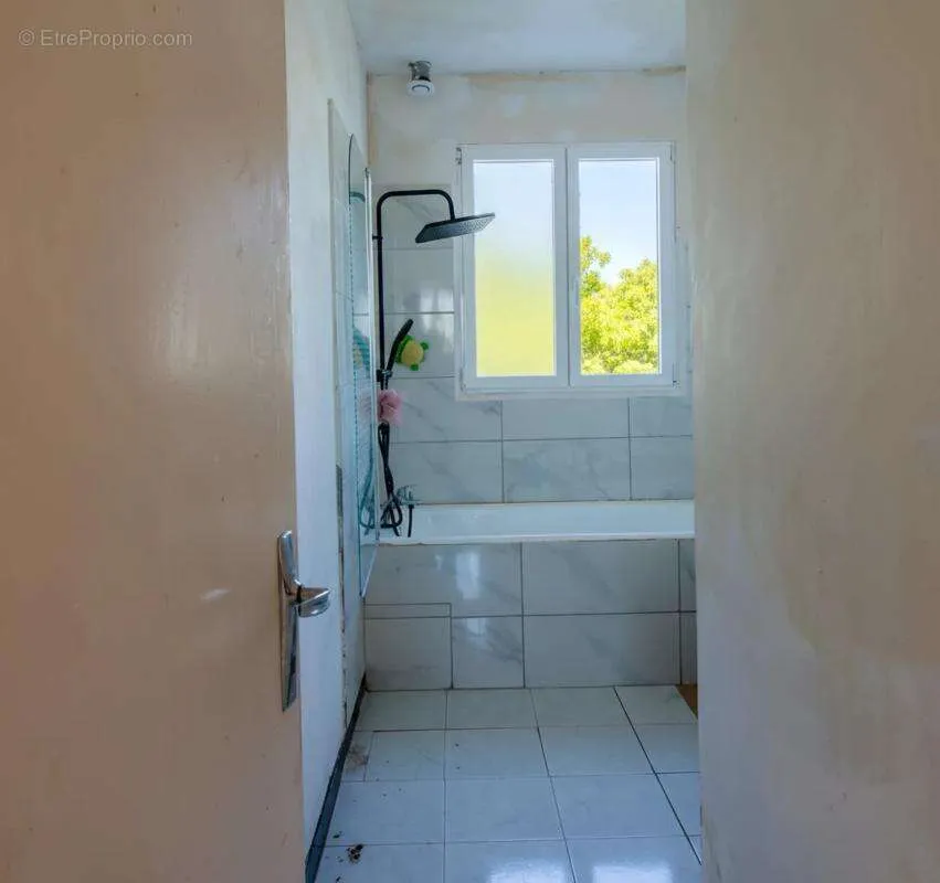Salles de bain - Maison Lumineuse avec Jardin à Guéret