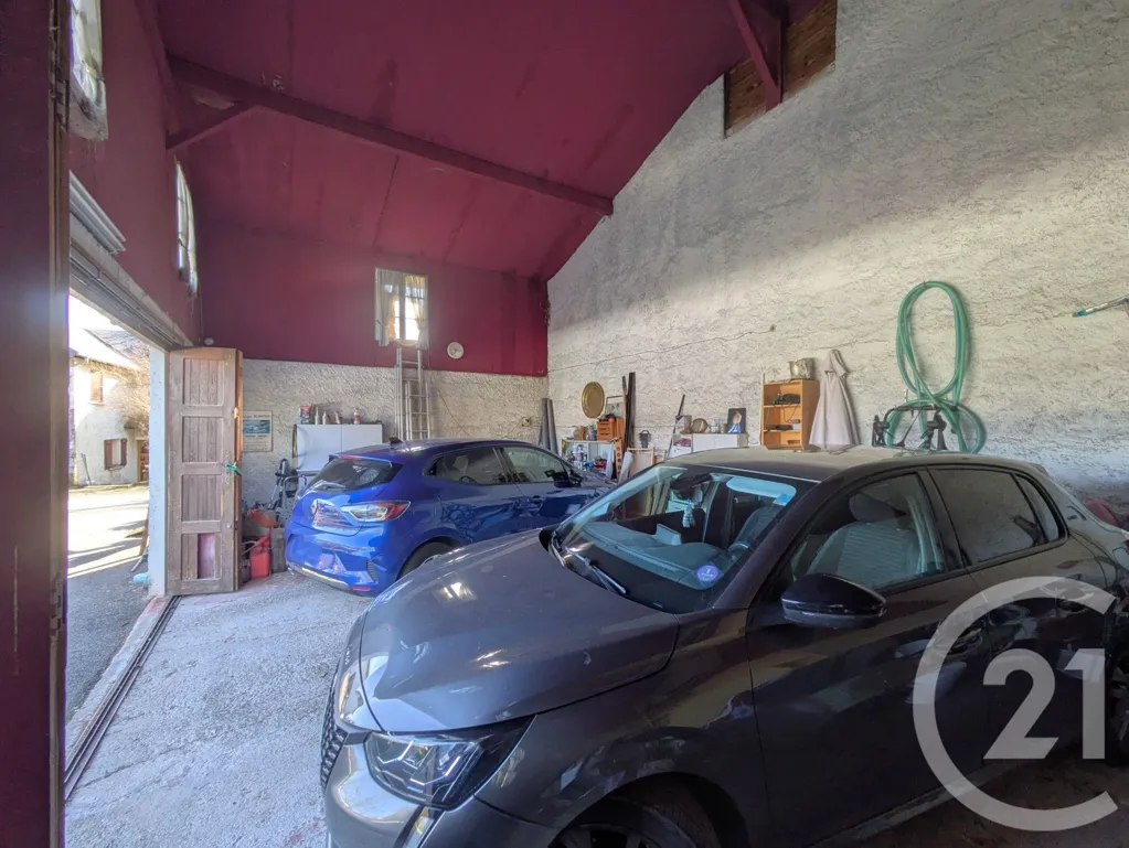 Garage - Maison de Caractère avec Piscine à Saint-Baldoph
