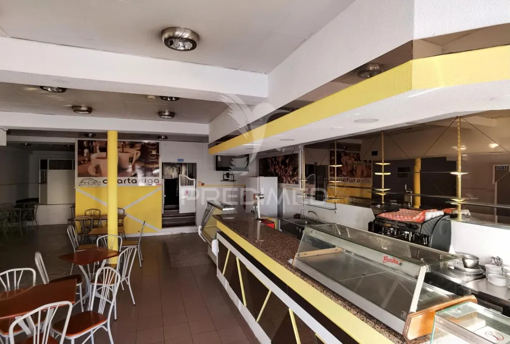Pièces - Café with Terrace in Pernes