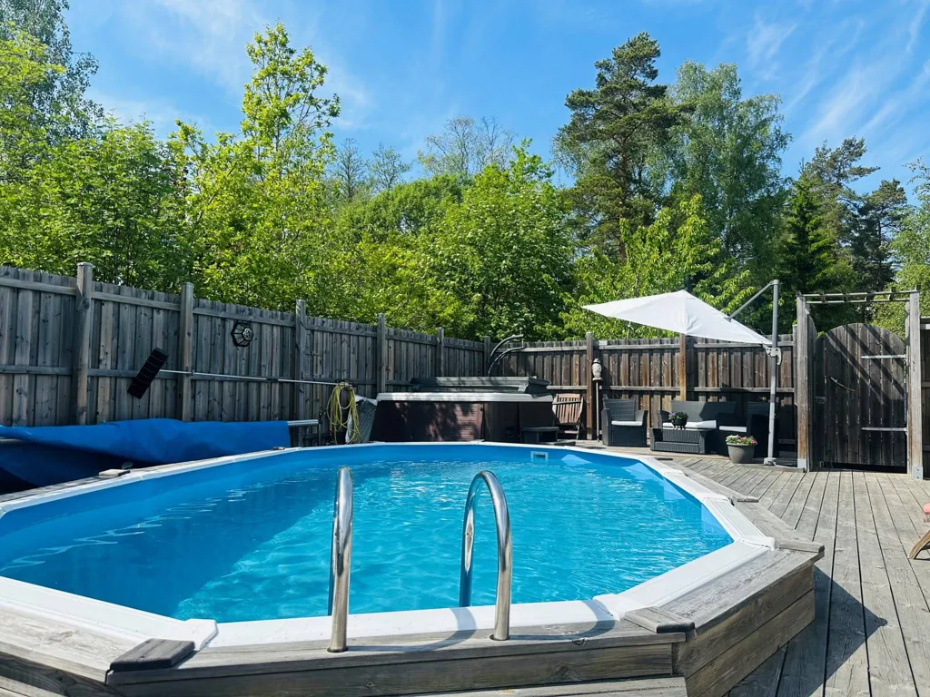 Piscine - Villa with Pool and Jacuzzi in Smara, Edsbro