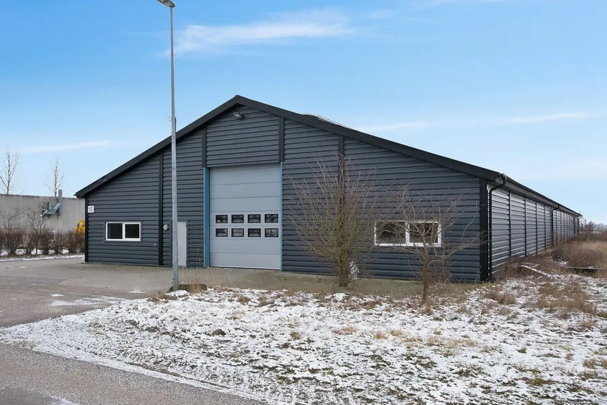 Extérieur - Modern Industrial Unit in Business Park