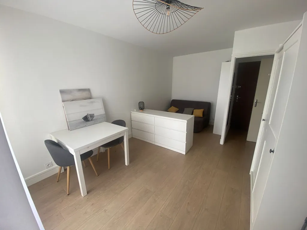 Salle à manger - Studio Meublé avec Ascenseur et Parking à Paris