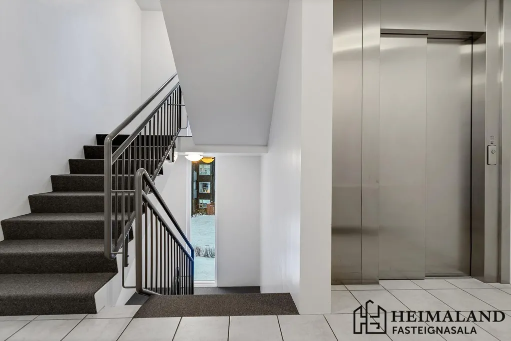Stanze - Spacious 3-Bedroom Apartment with Elevator in Selfoss