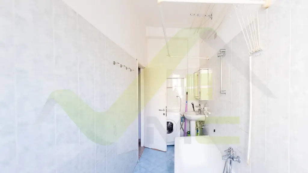 Salles de bain - Semi-Renovated 2-Bedroom in Melzo Centre