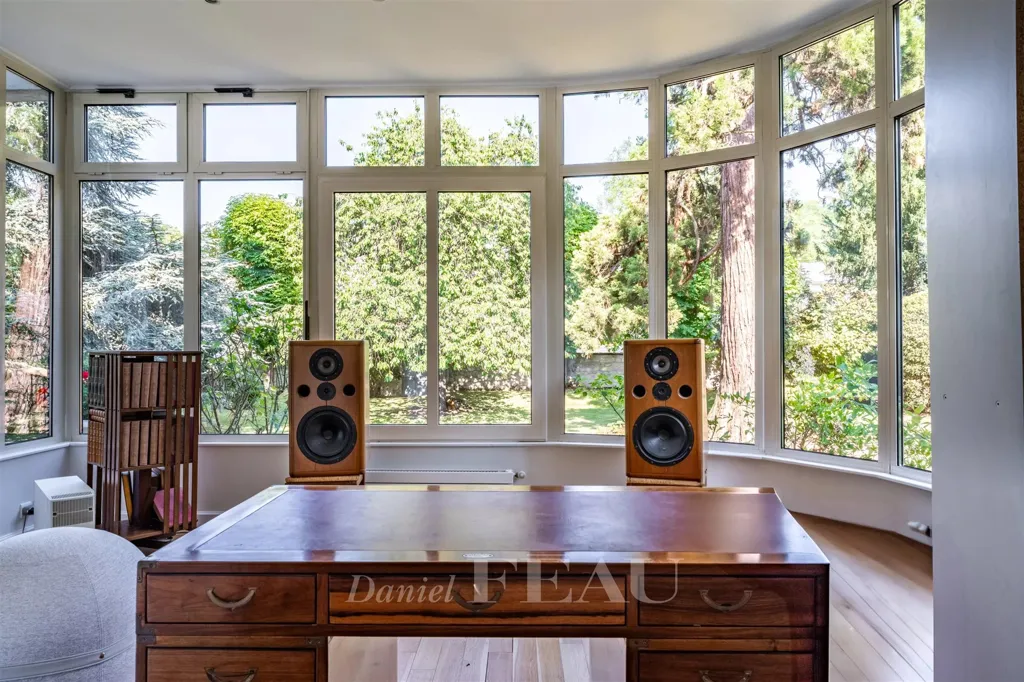 Office - 4-Bed Apartment with Garden in Saint-Germain-en-Laye