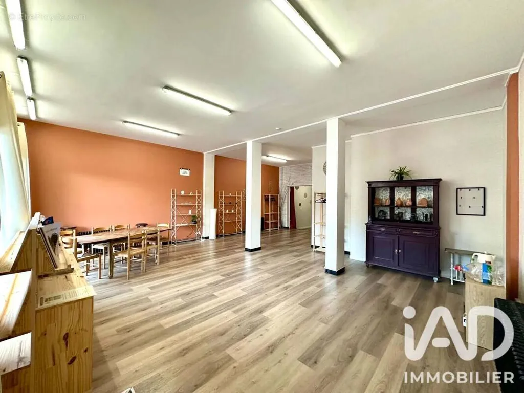 Söögituba - Commercial Space with Garage in Sedan