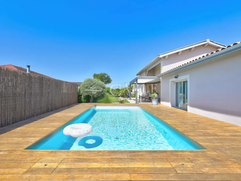 Piscine - Villa de Standing avec Piscine à Villette d'Anthon
