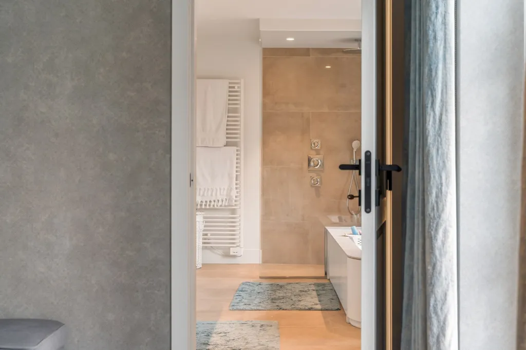 Bathrooms - Elegant Villa with Garden in Genk