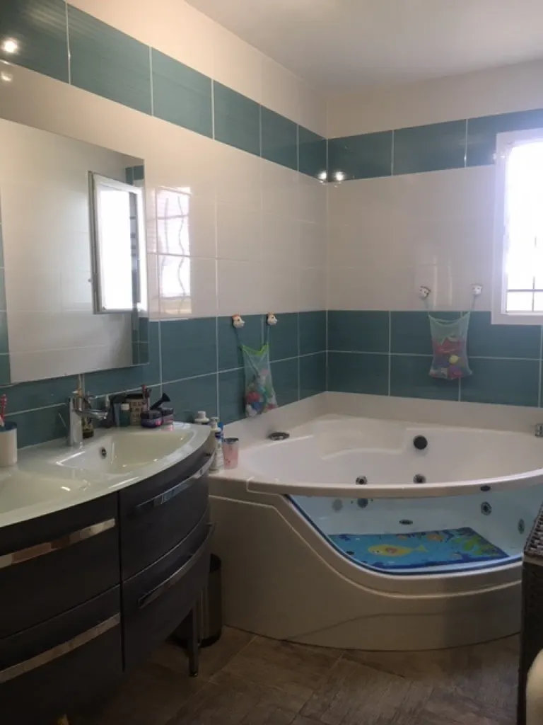 Salles de bain - Maison Récente avec Double Garage à Étréchy