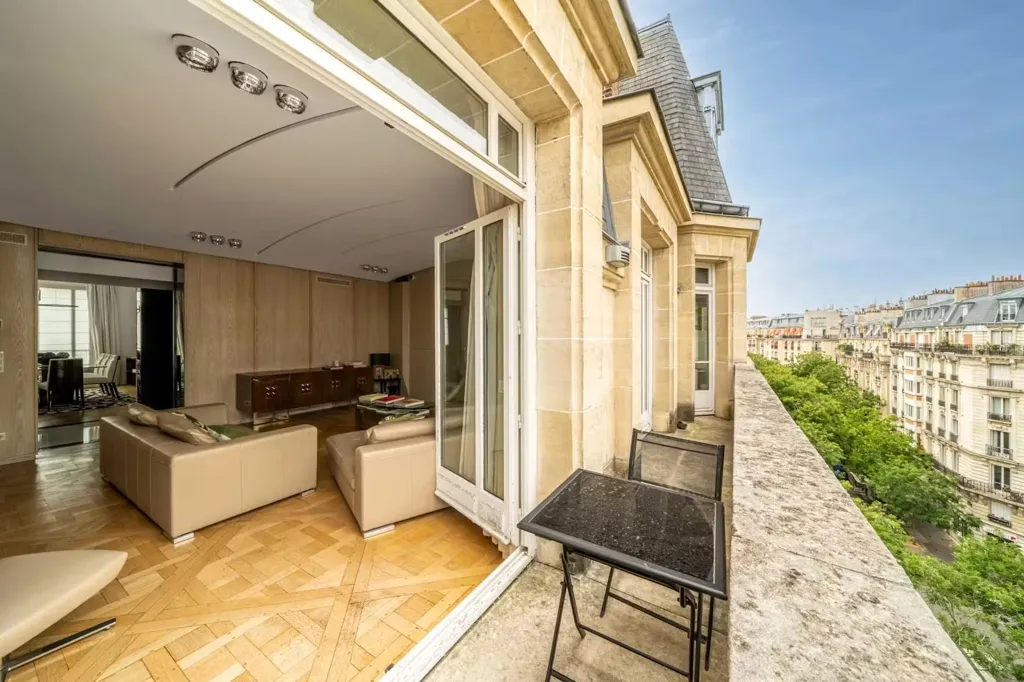Rõdu - Haussmannian Penthouse with Balcony in Paris 16