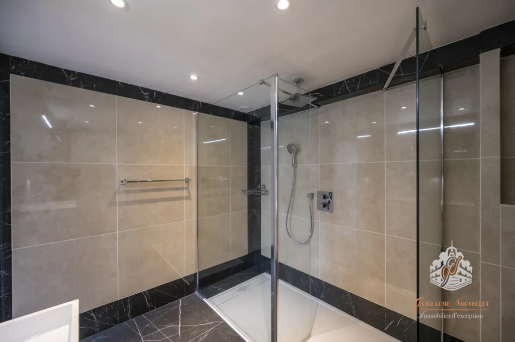 Salles de bain - Appartement Luxueux avec Parquet Versailles à Paris