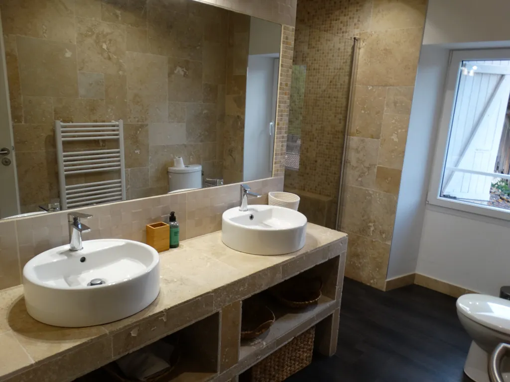 Salles de bain - Ensemble Immobilier avec Gîte en Drôme des Collines