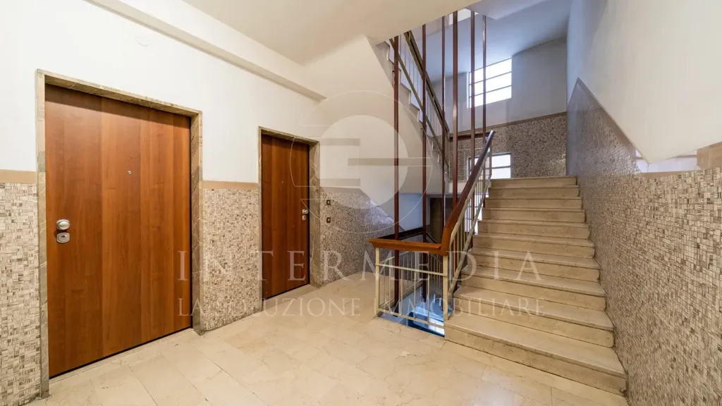 Esik - Rusticated Flat with Balcony in Brescia