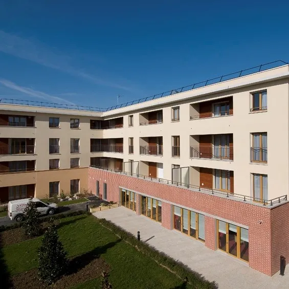 Exterior - 3-Bed Apartment with Loggia in Chartres