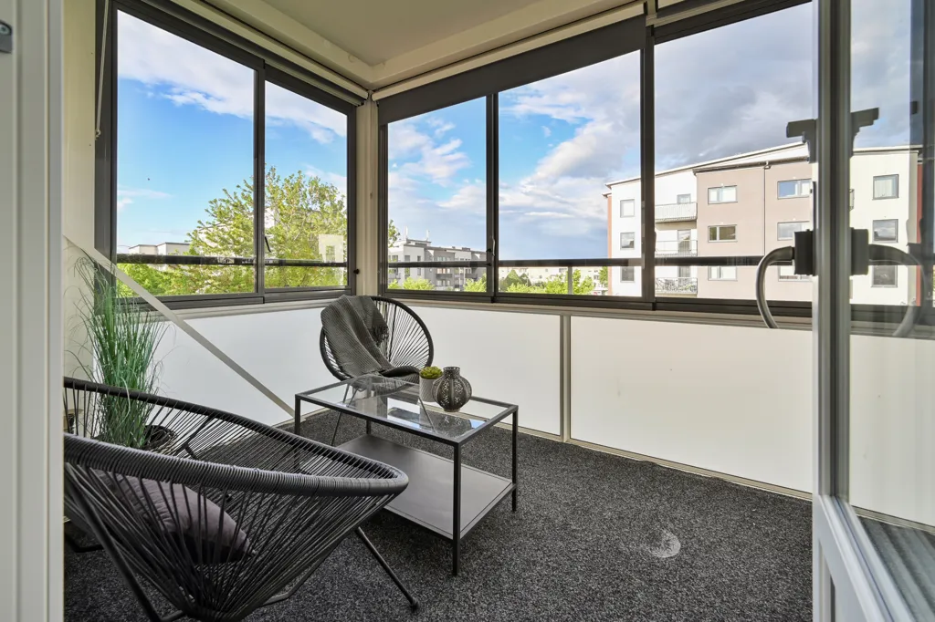 Balcony - Stylish Two-Bedroom with Balcony in Märsta