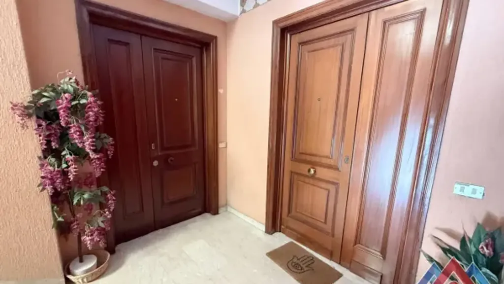 Entrée - Three-Bedroom Apartment with Balcony in Sora