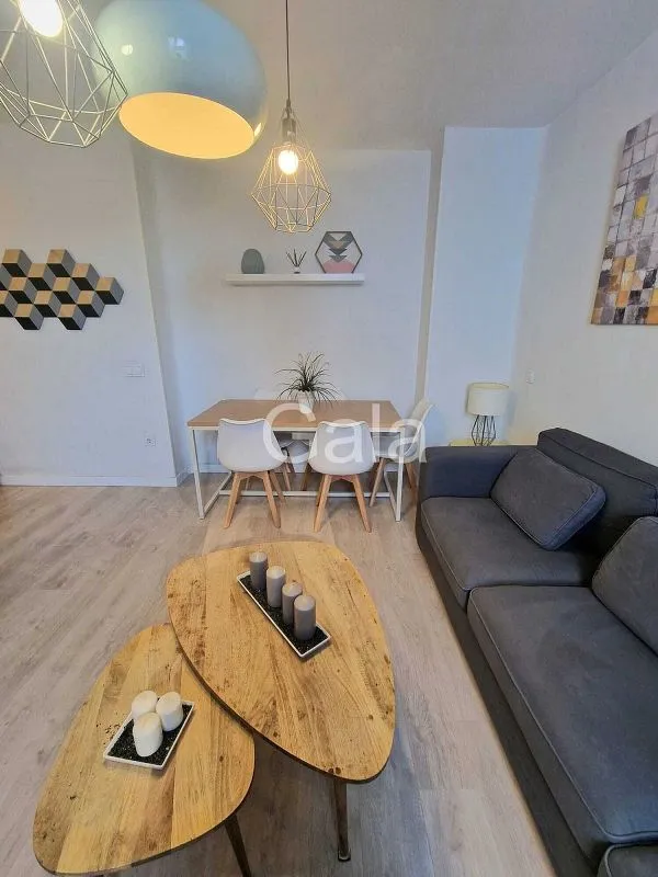 Elutuba - Modernised Flat with South Light in Trafalgar