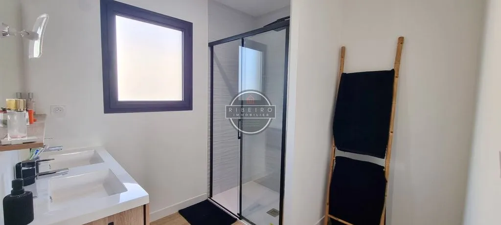 Salles de bain - Villa Luxueuse avec Piscine à Le Grau-d'Agde