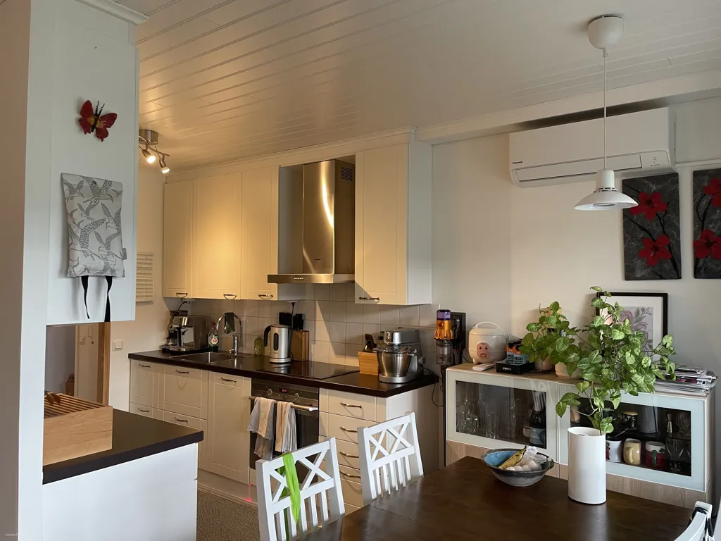 Sala da pranzo - Spacious Apartment with Garden in Tikkurila, Helsinki
