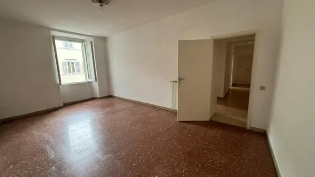 Pièces - Traditional Apartment with Balcony in Massa Centre