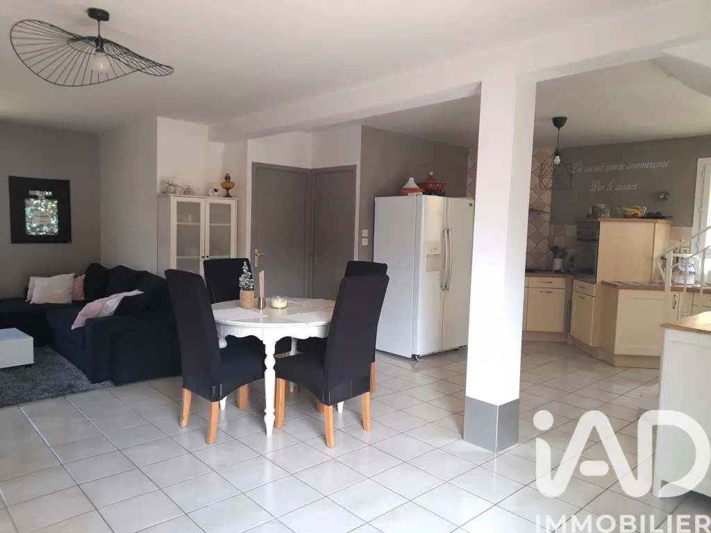 Söögituba - Charming House with Large Garage in Le Haut-Bréda