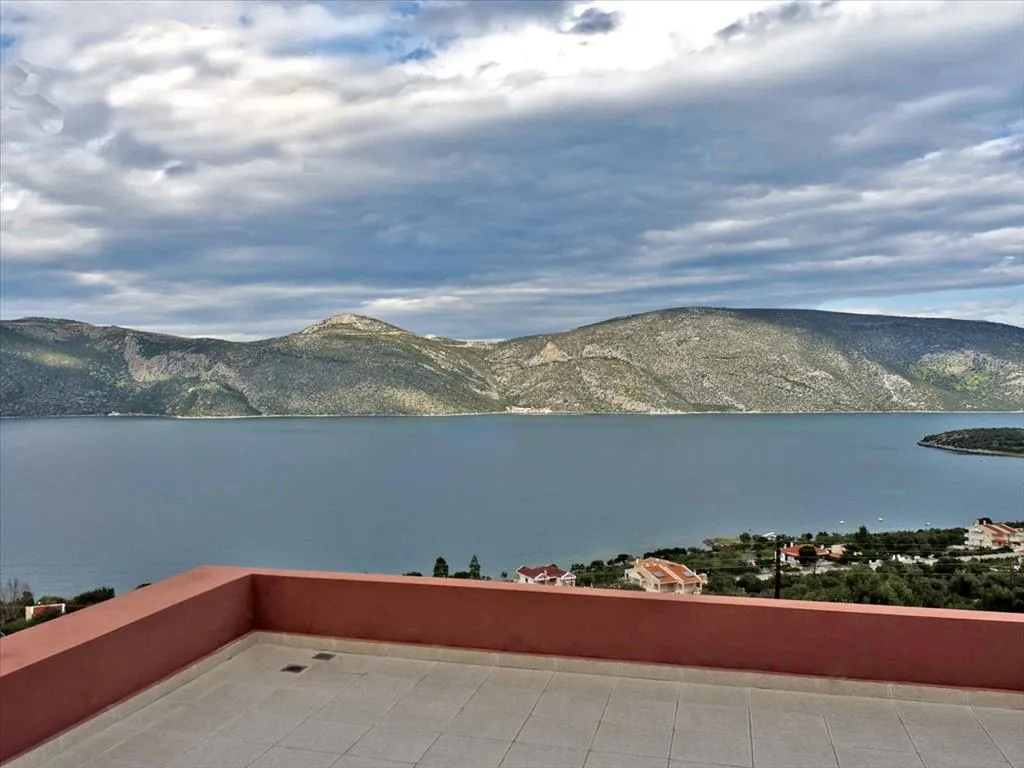 Terrass - 3-Bedroom Sea View Flat in Skorponeria
