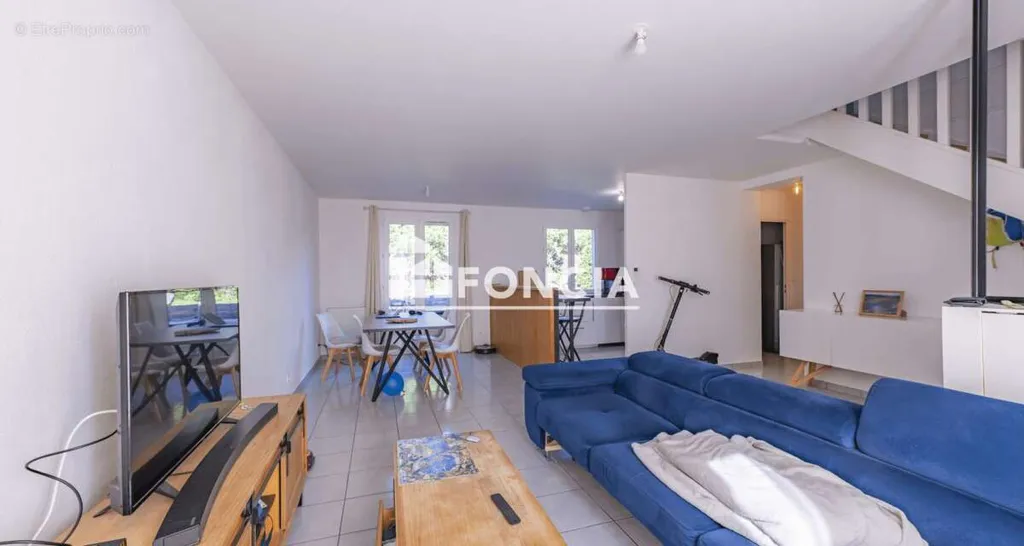 Séjour - Villa Récemment Construite avec Jardin à Vienne Charlemagne