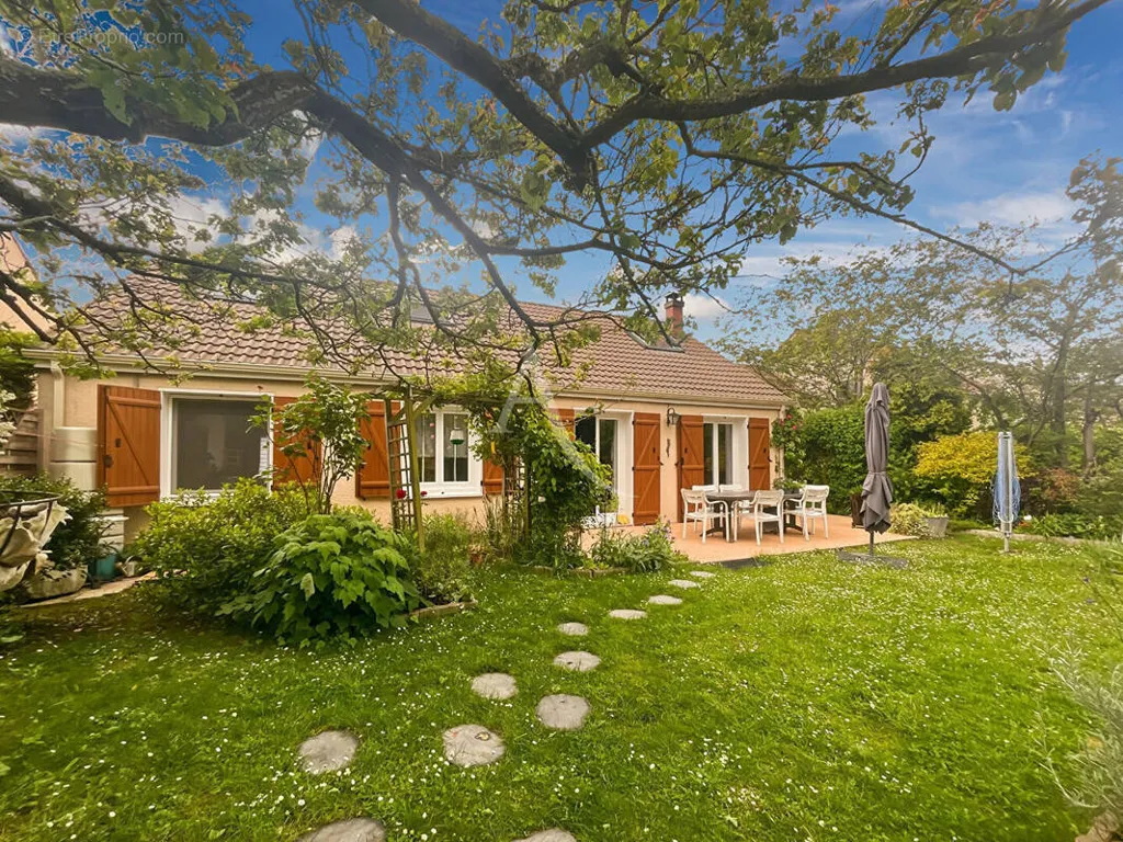 Aed - House with Garden in Vauréal