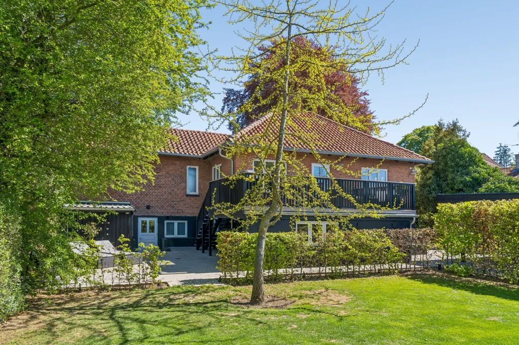 Garden - Charming Brick Villa with Terrace in Birkerød