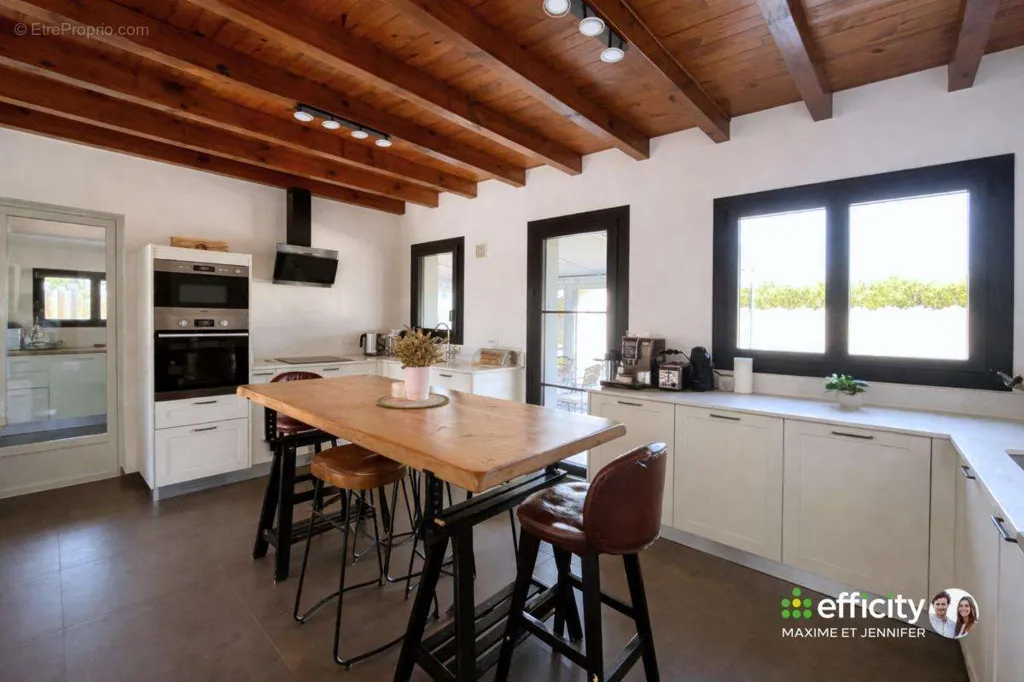 Cuisine - Villa Rénovée avec Piscine à Azur