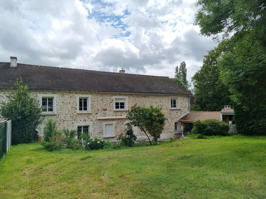 Välivaade - Large Property with Garden in Bruyères-le-Châtel