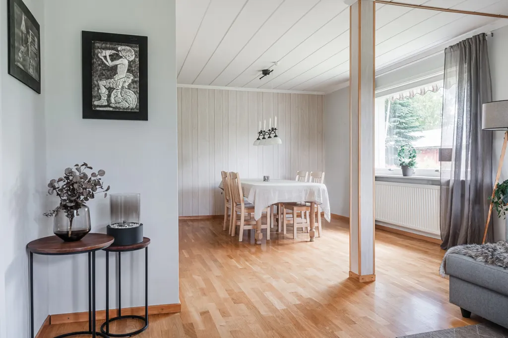 Söögituba - Charming Red Cottage with Garden in Junsele