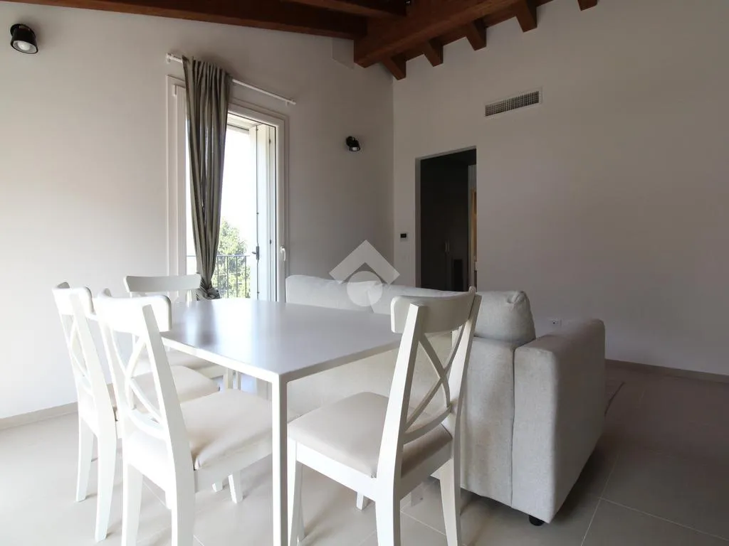 Söögituba - Fully Furnished Studio with Balcony in Chiampo