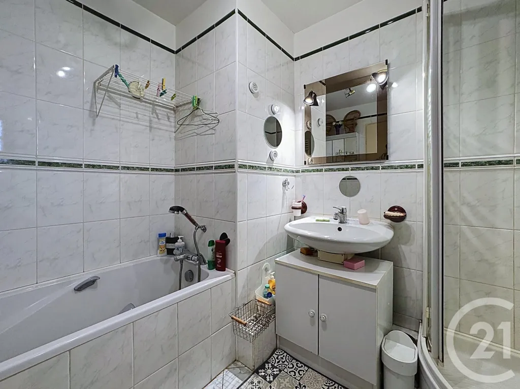 Salles de bain - Maison 5 Pièces avec Terrasse au Sud à Saint-Ay