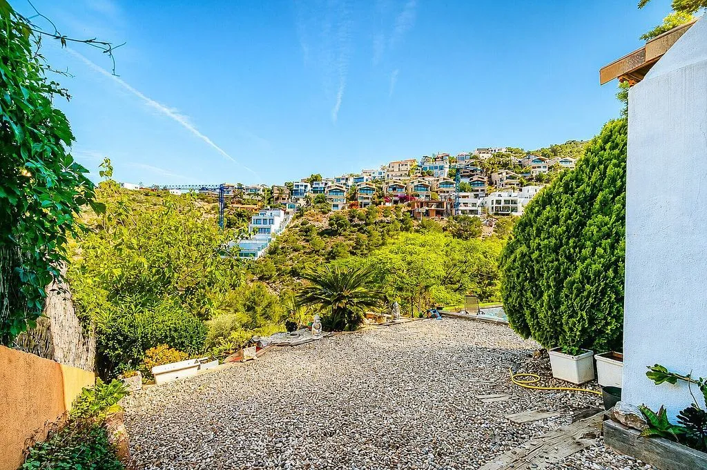 Jardin - Contemporary 5-Bedroom House with Pool in Sitges