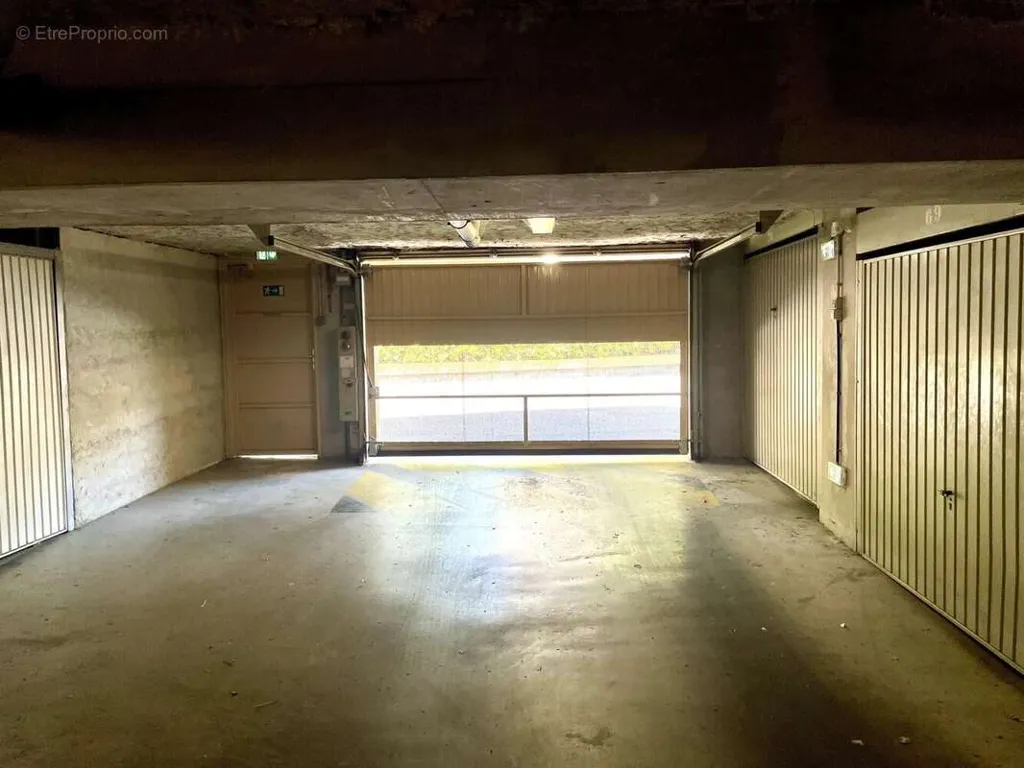 Garaaž - Secure Parking in Hyères