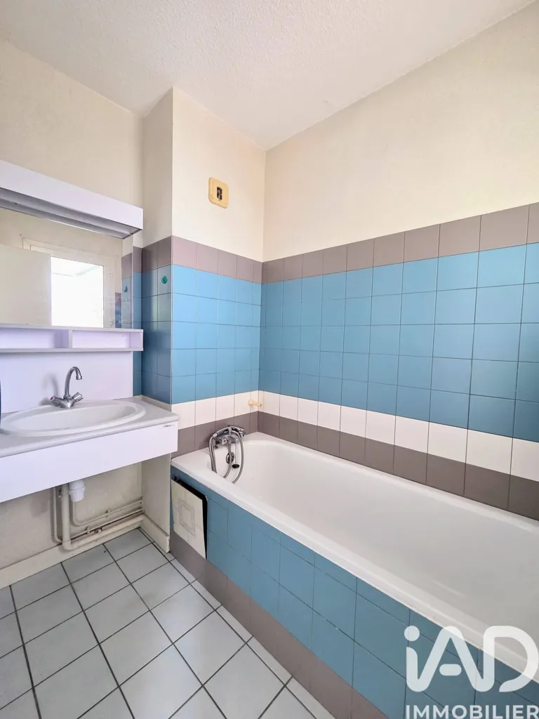 Vannitoad - 3-Bed Apartment with Private Parking near Royan Beach