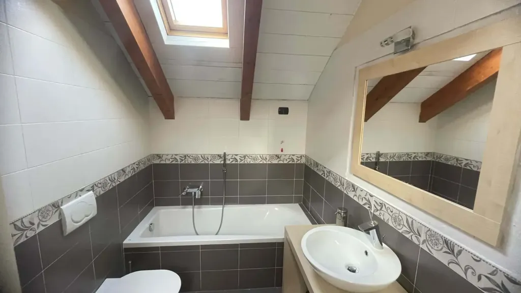 Vannitoad - Mansarded Apartment with Balcony in Seregno