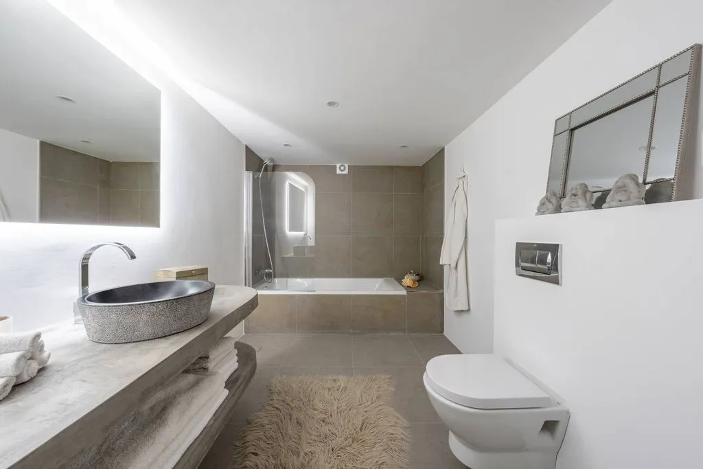 Bathrooms - Renovated Villa with Pool in Atalaya, Estepona