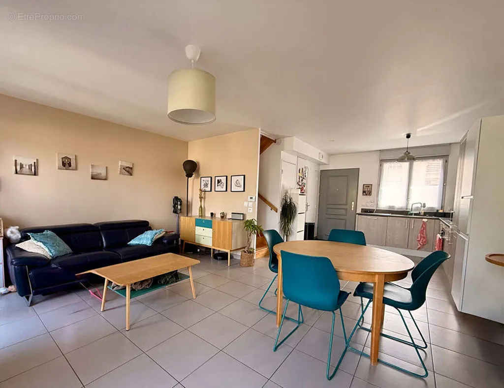Salle à manger - Maison Charmante avec Jardin à Brie-Comte-Robert