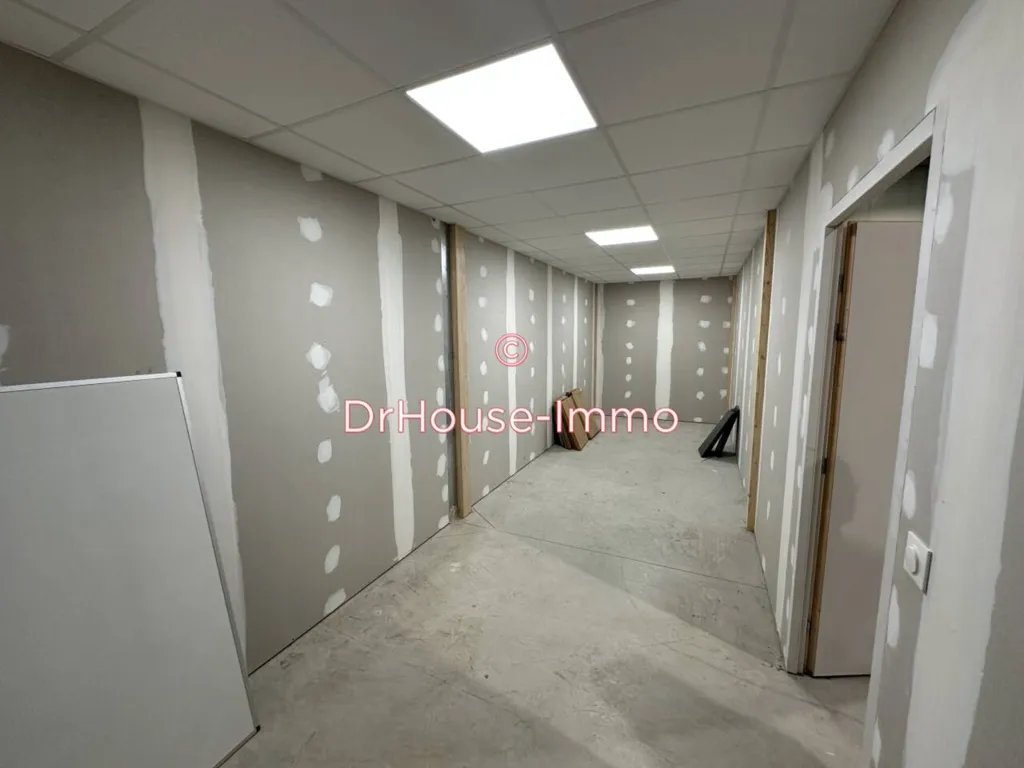 Esik - Commercial Space with Large Warehouse in Château-Landon