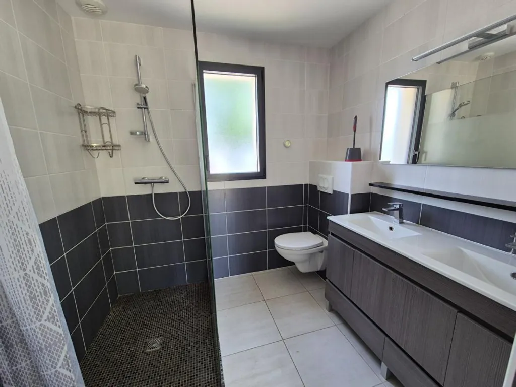 Salles de bain - Maison de Plain-Pied avec Terrain à Spézet
