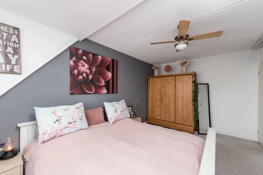 Magamistoad - Spacious 5-Bedroom House with Deep Garden in Almere