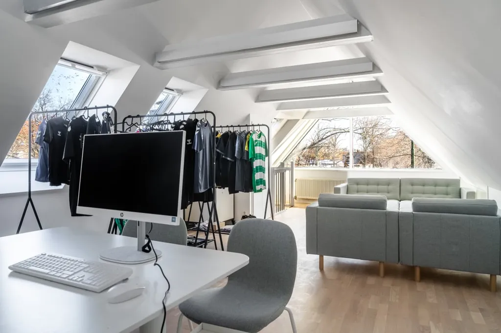Bureau - Corner 1½-Floor Villa with Light Plan in Attractive Location