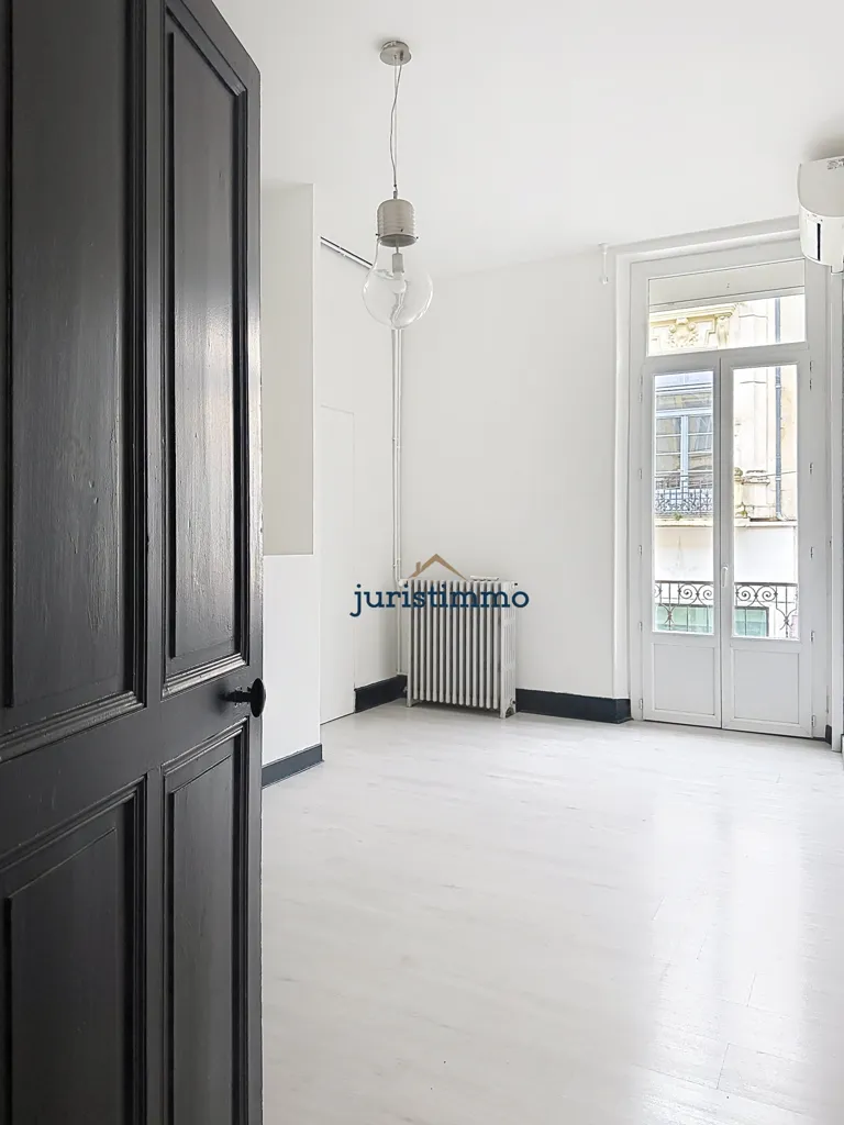 Toad - Haussmannian Apartment with Covered Terrace in Orange