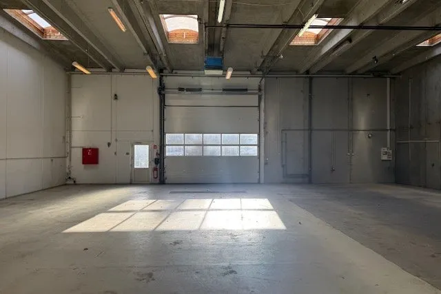Garage - High-Ceilinged Warehouse with Large Port in Farum