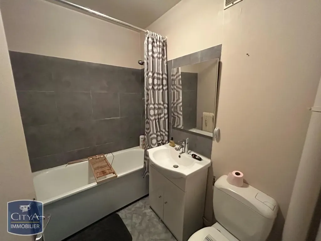 Salles de bain - Studio avec Garage et Cave à Besançon