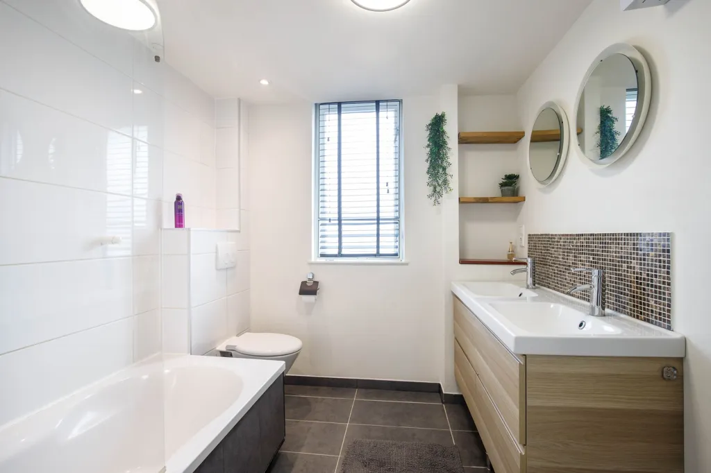 Salles de bain - Modernised Townhouse with Rooftop Space in Gouda