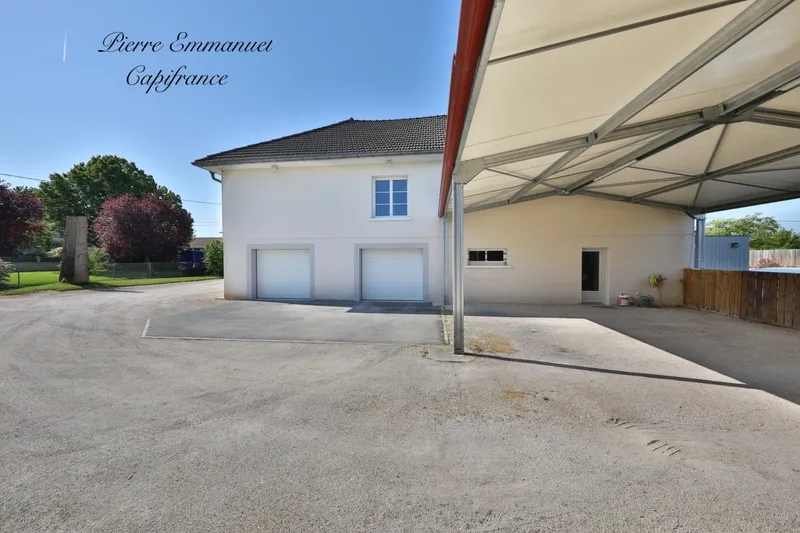 Garage - Villa Contemporaine avec Piscine à Saint-Ambreuil