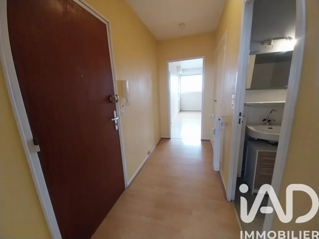 Esik - Bright 2-Bed Flat with Balcony in Limoges